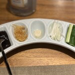 北京ダックマニア - 甘だれ・刻み干皮・ニンニク牛乳ペースト・白髪ネギ・胡瓜