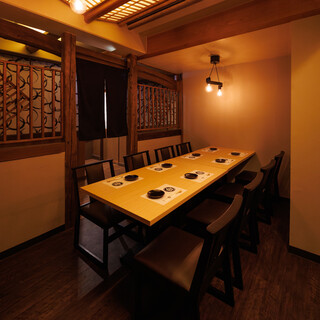 温かな灯りに包まれるほっこり和空間で乾杯！