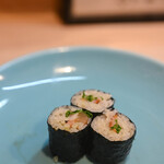 うを徳 - "蚶（あかゞひ）"の外套膜（ひも）＋芝麻菜（ルッコラ、ごまな）の巻物（まきもの）