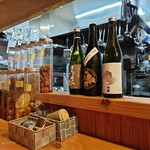 ふかたべ - カウンターに自家製の梅干しやら色々並べてある。