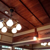 幻董庵 - 洒落たシャンデリアや壁