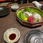 おクじコん - 最初はお刺身。新鮮でうまうま。ツマ（ダイコン）も刻みで美味かった