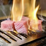和牛焼肉ラスベガス - 和牛角切りロース ニンニク醤油添え