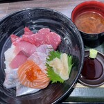 丼処 山助 - 料理写真:本日のランチ（特製海鮮丼）