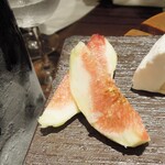 ミアスタンド - チーズ盛り合わせに入っていた無花果