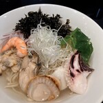 Fishmen - 昆布水に浸かった麺と豪華な具材達でーす。①