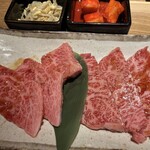 肉匠みちば - 芯の巻きがあるから左は多分サーロインだと思う。凄くないですか？！興奮w