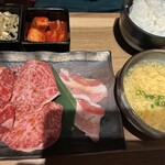 肉匠みちば - 同僚が頼んだランチ①左からハラミ、カルビ、んでまさかの豚バラが入ってたんだけど？！！これはいらんて。＋500円位で私の頼んだやつにした方がおすすめかも。豚カルビはどう見ても普通のやつだ
