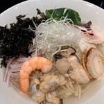 Fishmen - 昆布水に浸かった麺と豪華な具材達でーす。②