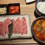肉匠みちば - 激アツランチ！！カルビとロースあいもり定食。この肉質が2000円ちょいは素晴らしい◎ライス、カクテキ、もやしナムル、スープ付き。スープは卵スープ→ユッケじゃんに追加料金変更