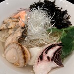Fishmen - 昆布水に浸かった麺と豪華な具材達でーす。③