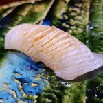 鮨匠 のむら - ⑮目一鯛(鹿児島県開聞岳沖産、2日寝かせ)
      産卵は夏～秋、旬は夏～冬
      外見は色の薄く縞模様の残った黒鯛みたい
      モチモチとした食感が独特の南方系の白身魚
      脂がのった旨み&甘みが特徴で鮨にも合います