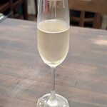 トラットリア クラフト - 食べログ予約で、タダで提供してくれたスパークリングワイン