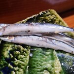 鮨匠 のむら - ⑪浅煮黍魚子(鹿児島県甑島列島産、雌)
      稚鮎の様に丸ごと頂くので仄かな苦味が有り、親魚として包卵しているので卵の旨みも加わり、複雑な味わい
      1匹目はそのまま、2匹目は自家製醤油、3匹目はお好みで