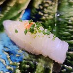 鮨匠 のむら - ⑬スジアラ(鹿児島県開聞岳沖産)、芽葱&梅肉載せ
      産卵は春～夏、旬は通年
      沖縄三大美味魚の筆頭のアカジン
      南方系のハタなので身は柔らかめですが、独特な旨みと甘みがあります