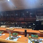 鮨匠 のむら - 店内は民芸風なデザイン、創作料理の割烹みたいな雰囲気、BGMはJAZZ、お席はカウンター8席のみ