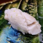 鮨匠 のむら - ㉖蒸し太刀魚(鹿児島県開聞岳沖産)
      産卵は海水温により春～秋、旬はほぼ通年
      蒸し焼きで脂分を落として、カボス果汁でさっぱりとした味わいにまとめてあります