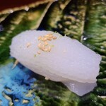 鮨匠 のむら - ⑫障泥烏賊(鹿児島県開聞岳沖産)、白胡麻&削りカボス皮掛け、胡麻&削りカボス皮掛け
      産卵は春～初夏、旬は春～夏、寿命1年
      モチモチとした食感で甘みも旨みも強い、寝かせで軟らかく仕上がっています