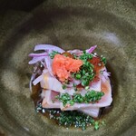 鮨匠 のむら - ⑩歯鰹(鹿児島県開聞岳沖産、2.5kg、4日寝かせ)のたたき
      産卵は夏、旬は秋～冬
      鰹と歯鰹は別の魚で習性が異なり、その身も薄い桃色で、本来の味わいはサッパリなのだが、脂のりが良く、濃い旨みがあります