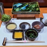 鮨匠 のむら - 薬味
      酢味噌、醤油、ポン酢(3点はのむらオリジナル)、梅肉(鹿児島・大分・和歌山等)、塩(鹿児島県坊津産)、黒胡麻(鹿児島県産)、若布(岩手県産)、麦味噌(鹿児島県産)、山葵、葉山葵、梅肉山葵