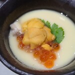 鮨匠 のむら - ⑨茶碗蒸し(餅・薩摩芋入り)、赤雲丹(熊本県天草産、明礬無添加)&解し筋子(北海道産)載せ
      明礬無添加の赤雲丹は上品かつ濃厚な甘味と旨み、瞬間冷凍の筋子が載た贅沢仕様、トロトロな出汁茶碗蒸しウマウマ