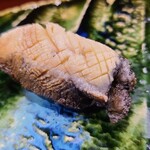 鮨匠 のむら - ㉑焚き黒鮑(佐賀県唐津産、摺りおろし大根6時間焚き)
      産卵は秋～冬、旬は初夏～夏
      6時間、大根を摺り卸した煮汁と日本酒で焚き込んだ黒鮑は、軟らかくも弾力があり、磯の香りと旨みが拡がります