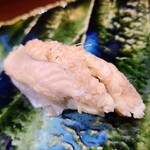 鮨匠 のむら - ㉗蒸し真穴子(長崎県対馬列島産)
      産卵は春～夏、旬は夏～秋、寿命は3年~7年
      オリジナル出汁醤油で1時間煮てから蒸したふわふわな真穴子、加熱による脂の活性化とサッパリ感を両立した美味しさ！