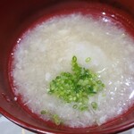 鮨匠 のむら - ⑭鬼卸夏大根と真鯛(鹿児島県開聞岳沖産、2日寝かせ)+シャリ玉のお椀【鰹節出汁&塩&のむらオリジナル醤油】
      鬼卸夏大根の穏やかな甘み、真鯛の解し身のお出汁は透明感のある旨み、シャリ玉もありボリューム増