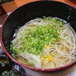 鮨匠 のむら - ㉕《厚生省「現代の名工」に選ばれ、黄綬褒章も受賞した陣川利男氏が作る》手延べ素麺(長崎県島原産、2年熟成)、削り蜜柑皮、鯖節(鹿児島県屋久島産)の出汁
      素麺はハリがあり鯖節のお出汁とベストマッチ