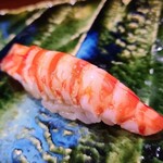 鮨匠 のむら - ⑰車海老(鹿児島県出水産)
      産卵は初夏～初秋、旬は初夏～初秋、寿命1年
      天然は朱色のドットに濁りがありません
      アツアツの茹で立てその場で剥いて握って下さいますので、濃厚な旨みと甘さが際立ちます