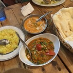 グルガオン - 奥:エビバターカレー(甘め)、手前:あらびきポークキーマカレー(スパイシーで辛め)