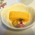 芦柳庵 - 【小鉢①】鰻巻き。ふわふわで甘味しっかりの卵焼きと鰻の香り。こんなに美味しい鰻巻きは初めてです。