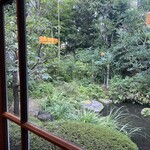 芦柳庵 - 【ブレイク①】レトロガラスの向こうには涼やかな景色が広がります。