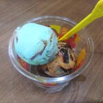 サーティワンアイスクリーム - スモールダブル（スーパーチョコミント＆ジャモカアーモンドファッジ）