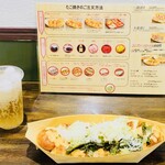 かんすけ - たこ焼き12個1,080円(たこ焼き一味マヨ下の下はソース、もう半分はすっぴん)＋明太マヨ108円＋ねぎトッピング54円＋ジンジャエール165円＝合計1,407円