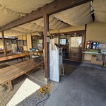 なかむら - 屋外の席　お出汁やネギ生姜を自分で入れてね