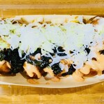 かんすけ - たこ焼き9個810円(たこ焼きカレーマヨ下の下はソース、もう半分はすっぴん)＋明太マヨ108円＋ねぎトッピング54円＝972円