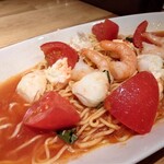 ラ・オハナ - 料理写真:バジル香る海老とモッツァレラの冷製トマトパスタ