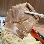 三田製麺所 - チャーシュー、にゅ〜〜ん！