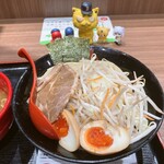 三田製麺所 - トッピング全部乗せ、なかなかに豪華です　※モヤシが目立ってます