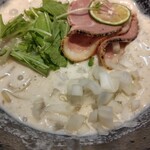 麺家 たけ田 - 具材をトッピング