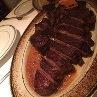 ウルフギャング・ステーキハウス 六本木 - 隣の席で食べきれないのをたまに見ます
