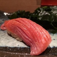 鮨龍尚 - 大間のマグロに筋霧を入れた包丁は大将の繊細なおもてなし