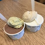 アトリエサンティ - いちばん人気！左側の私の「ピスタチオ」「チョコレート」のジェラートダブル550円➕ピスタチオは50円追加。右側はふたごぼし様のトリプル！