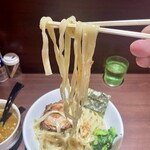 麺屋 金獅子 - 平打ち麺。特に硬さは無指定ですが中々の剛麺です