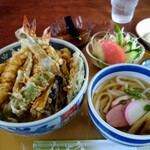 喫茶あすなろ - 海老が２本　烏賊もあったし白身魚もサツマイモもあったしナスもあったしむちゃくちゃボリューミーな天丼にうどんは味噌汁の代わりかな?そしてサラダに漬物に麦茶。とにかくボリューミーな天丼(笑)