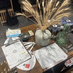 煮干しのビリー - カウンター席、待ち椅子の間にあるテーブル。          席に案内される際､お冷のコップを各自持って行く！