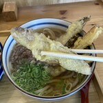 うどん　肉のうめぜん - 熱々のスライスごぼう天はシャキシャキしてる