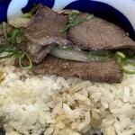 うどん　肉のうめぜん - ツユはかかってません　シンプルに米の飯とお肉を味わえる