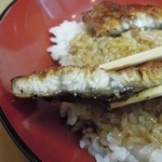 阪大 うなぎや - 皮がカリッと焼きあがった鰻